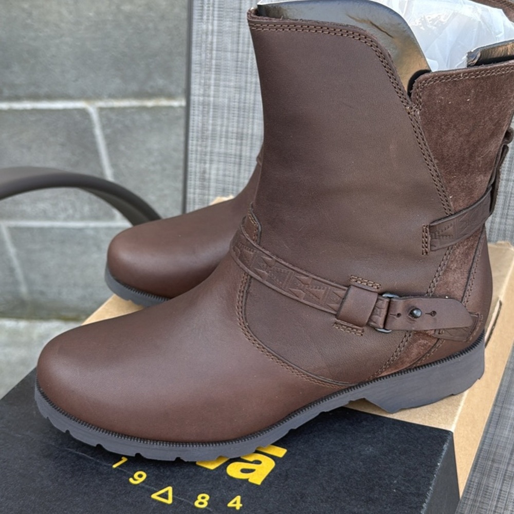Teva Delavina Brown Leather Women's Boots size 7 new